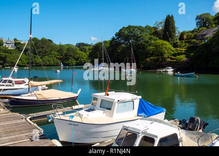 Navas de port, Cornwall, UK - 4 juin 2017 : Belle après-midi d'été, soleil sur petit bateau moorings au Port à l'ancienne dans l'estuaire de Navas Helford, Cornwall, UK Banque D'Images