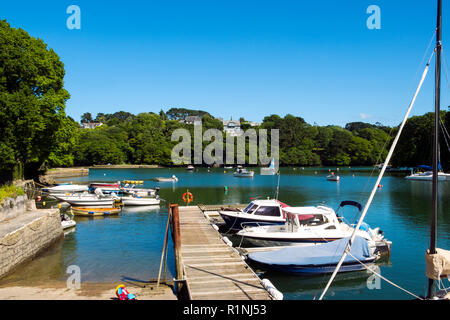 Navas de port, Cornwall, UK - 4 juin 2017 : Belle après-midi d'été, soleil sur petit bateau moorings au Port à l'ancienne dans l'estuaire de Navas Helford, Cornwall, UK Banque D'Images