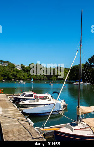 Navas de port, Cornwall, UK - 4 juin 2017 : Belle après-midi d'été, soleil sur petit bateau moorings au Port à l'ancienne dans l'estuaire de Navas Helford, Cornwall, UK Banque D'Images