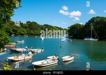 Navas de port, Cornwall, UK - 4 juin 2017 : Belle après-midi d'été, soleil sur petit bateau moorings au Port à l'ancienne dans l'estuaire de Navas Helford, Cornwall, UK Banque D'Images