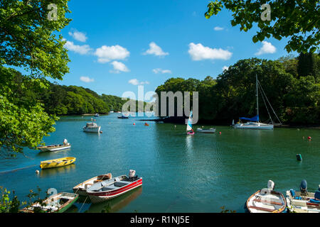 Navas de port, Cornwall, UK - 4 juin 2017 : Belle après-midi d'été, soleil sur petit bateau moorings au Port à l'ancienne dans l'estuaire de Navas Helford, Cornwall, UK Banque D'Images