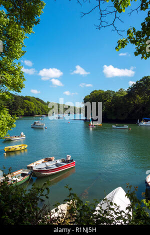 Navas de port, Cornwall, UK - 4 juin 2017 : Belle après-midi d'été, soleil sur petit bateau moorings au Port à l'ancienne dans l'estuaire de Navas Helford, Cornwall, UK Banque D'Images