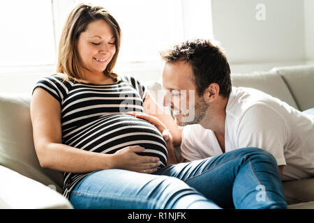 Une grossesse et les gens heureux concept homme femme enceinte à la maison Banque D'Images