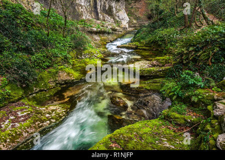 Fleuve Orfento dans Parc National de la Majella. Abruzzo Banque D'Images