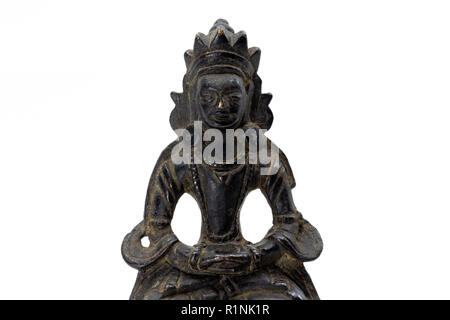 Partie supérieure de petite black bronze statue de bodhisattva Amitayus isolated on white Banque D'Images