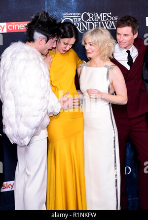 Ezra Miller (de gauche à droite), Katherine Waterston, Alison Sudol et Eddie Redmayne participant à la fantastique bêtes : les crimes de Grindelwald UK premiere tenue à Leicester Square, Londres. Banque D'Images