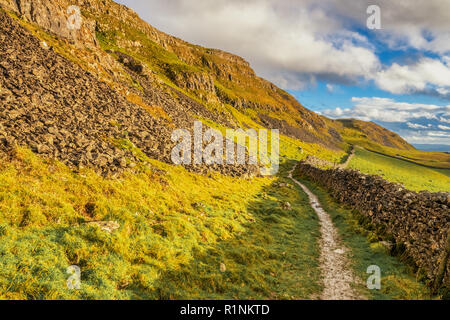 Au-dessus de la ville animée de régler est une zone de calcaire inhabituel hors-croppings qui sont collectivement connus sous le Attermire rochers. Banque D'Images