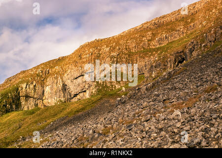 Au-dessus de la ville animée de régler est une zone de calcaire inhabituel hors-croppings qui sont collectivement connus sous le Attermire rochers. Banque D'Images