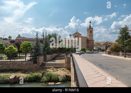 Molina de Aragón, Guadalajara, SPAI, pont sur la rivière Gallo, dans l'arrière-plan l'église avec clocher et singulier vane Banque D'Images