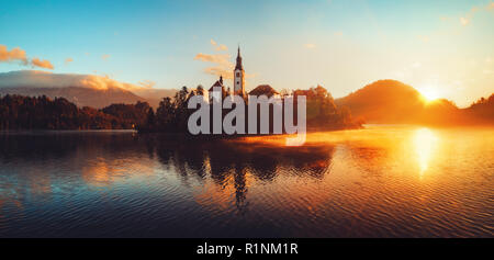 Vue aérienne de l'église de l'Assomption dans le lac de Bled, en Slovénie. Banque D'Images