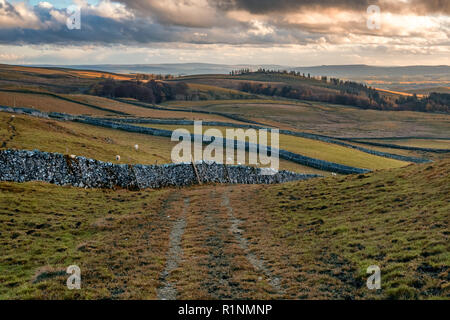 Au-dessus de la ville animée de régler est une zone de calcaire inhabituel hors-croppings qui sont collectivement connus sous le Attermire rochers. Banque D'Images