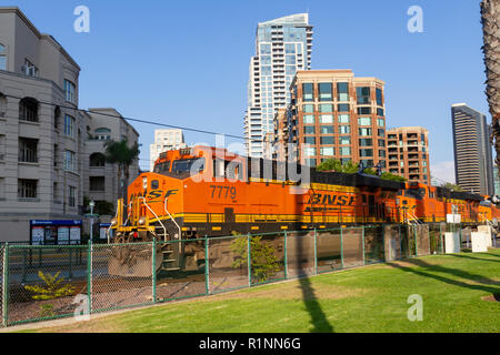 Un train de marchandises passant par moteur le centre-ville de San Diego, Californie, États-Unis. Banque D'Images