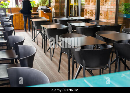 Des tables et des chaises dans un café Banque D'Images
