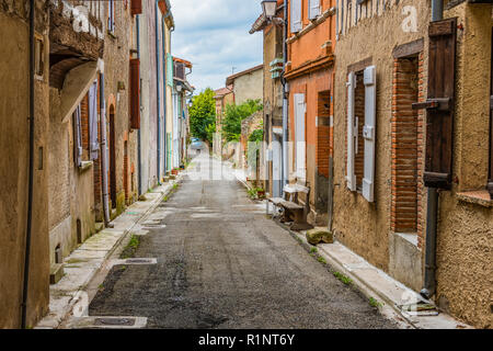 Rue et quartier populaire à la campagne en français Pyrénées middi, Saint Ybars village France Banque D'Images