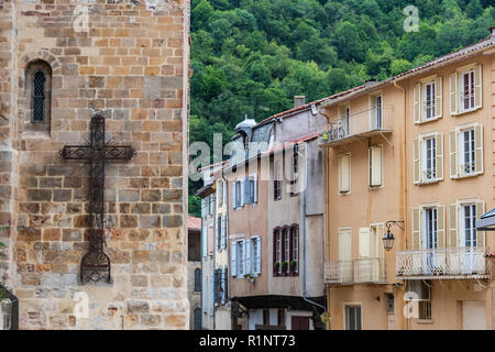 Croix de l'église et maisons de la Villa de Foix à proximité des Pyrénées et de l'Andorre. Ariege France Banque D'Images