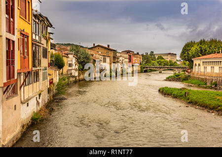 Pont et maisons sur la rivière Salat dans le village de Saint Girons à proximité des Pyrénées. Ariege France Banque D'Images