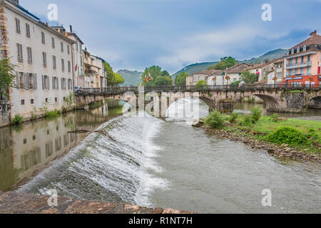 Vue panoramique sur le vieux pont qui traverse la rivière Salat et barrages sur sa route vers le village de Saint Girons. Ariege France Banque D'Images