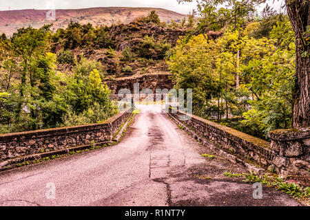 Vieux pont sur la rivière Ax-les-thermes près du village du même nom dans les Pyrénées françaises et les pays voisins l'Andorre. Ariege France Banque D'Images