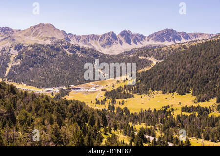 Vue sur les sommets des Pyrénées et d'une vallée entourée de forêts de pins verts. Europe Andorre Banque D'Images