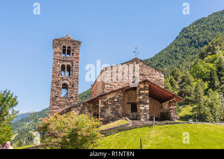 Façade de petite et pittoresque vieille église avec son clocher sur une colline de la chaîne des Pyrénées. Andorre Europe Banque D'Images