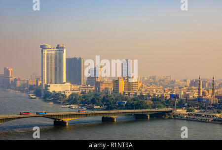L'Université du Caire Pont sur le Nil de Giza au Caire, Egypte, vue sur le centre-ville de gratte-ciel et Hyatt Grand Nile tower restaurant tournant Banque D'Images