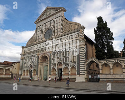 Réalisé par Leon Battista Alberti en 1470, l'église de Santa Maria Novella (façade ornée illustré) a été la première grande basilique de Florence, Italie Banque D'Images