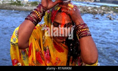 Katmandou, Népal. 13Th Nov, 2018. Une femme hindoue prend un bain saint pour offrir des prières au coucher du soleil pendant le festival honorant dieu soleil Chhath en banque de la rivière Bagmati à Katmandou, au Népal. Les dévots de la région du Terai au Népal et l'Inde de célébrer le festival d'adorer Dieu soleil pour le maintien de la vie sur terre et de l'adorer pour fournir ses bénédictions à l'humanité. Credit : Archana Shrestha/Pacific Press/Alamy Live News Banque D'Images