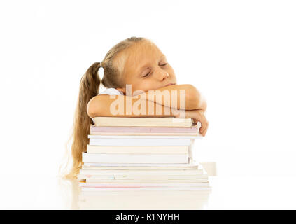 Épuisé sweet cute blonde girl dormir sur une pile de livres scolaires après avoir été étudiant sérieusement isolé sur fond blanc avec trop d'appuyer sur l'apprentissage Banque D'Images