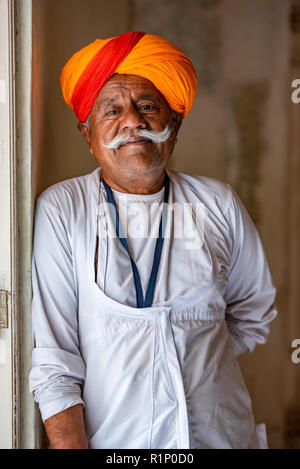 Portrait d'un gentilhomme du Rajasthan avec moustache impressionnante vêtu d'un Kurta traditionnels avec le safran turban dans Jodhpur palace, Inde Banque D'Images