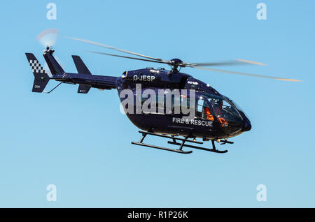 Eurocopter EC-145, MBB BK117 G-JESP hélicoptère incendie et sauvetage. Hélicoptère d'intervention d'urgence. Voler Banque D'Images