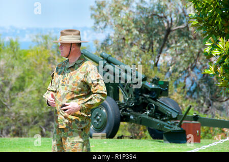 PERTH, AUSTRALIE - Novembre 11, 2018 : soldat à l'occasion du centenaire du Jour du Souvenir, en l'état de Kings Park War Memorial Banque D'Images