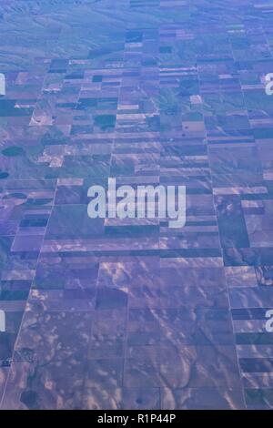 Vue aérienne de crop circles and squares sur midwest sur vol au dessus de Colorado, Kansas, Missouri, Illinois, Indiana, Ohio et en Virginie Occidentale : durin Banque D'Images