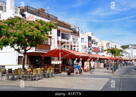 Cafés le long Av 25 de Abril dans la vieille ville avec les touristes de passage par, Albufeira, Algarve, Portugal, Europe. Banque D'Images