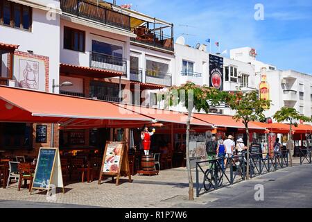 Cafés le long Av 25 de Abril dans la vieille ville avec les touristes de passage par, Albufeira, Algarve, Portugal, Europe. Banque D'Images