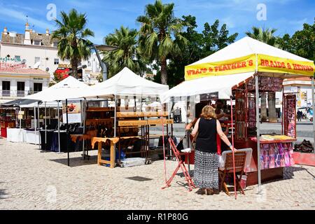 Cadeaux touristiques cale dans la place principale de la vieille ville, Albufeira, Algarve, Portugal, Europe. Banque D'Images