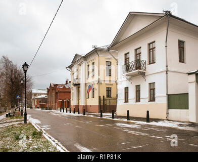 Maisons anciennes à la rue soviétique dans Plyos. Oblast d'Ivanovo. La Russie Banque D'Images