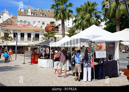 Cadeaux touristiques cale dans la place principale de la vieille ville, Albufeira, Algarve, Portugal, Europe. Banque D'Images