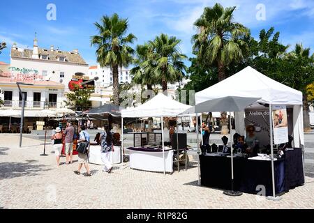 Cadeaux touristiques cale dans la place principale de la vieille ville, Albufeira, Algarve, Portugal, Europe. Banque D'Images