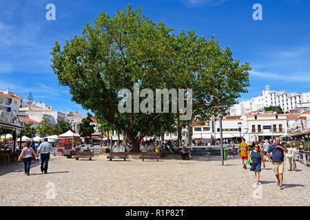 Vue sur la place principale de la vieille ville avec les touristes appréciant les paramètre, Albufeira, Algarve, Portugal, Europe. Banque D'Images