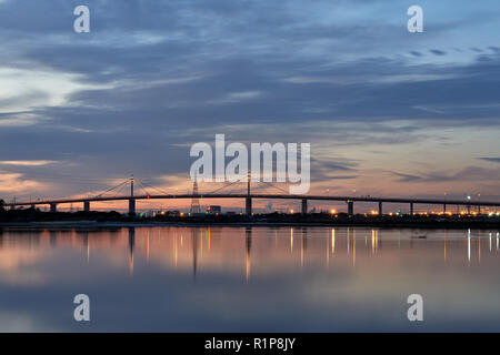 Le Westgate Bridge au coucher du soleil sur la rivière Yarra, Melbourne, Australie. Banque D'Images