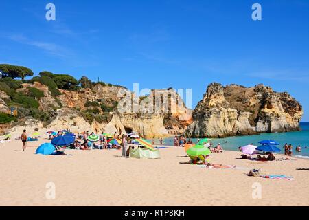 Les touristes se détendre sur la plage de sable de Praia da Rocha, Portimao, Algarve, Portugal, Europe. Banque D'Images