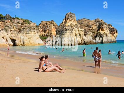 Les touristes se détendre sur la plage de sable de Praia da Rocha, Portimao, Algarve, Portugal, Europe. Banque D'Images