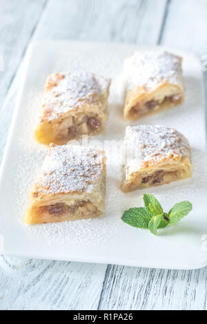 Tranches de strudel aux pommes sur la plaque blanche Banque D'Images