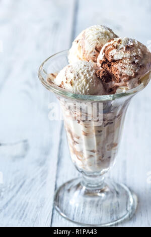 Glace chocolat-vanille dans un verre sundae Banque D'Images