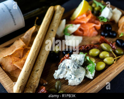 Assiette de fromage avec du saumon, citron, pain et stcks olivas Banque D'Images