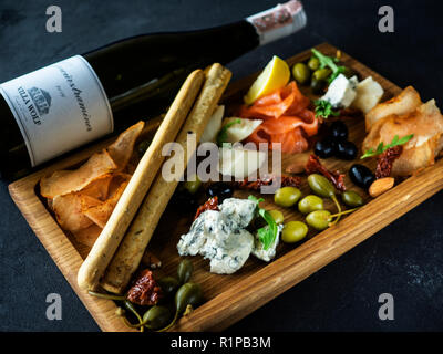 Assiette de fromage avec du saumon, citron, pain et stcks olivas Banque D'Images