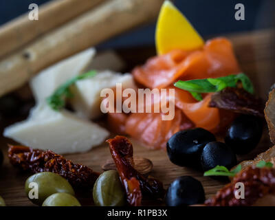 Assiette de fromage avec du saumon, citron, pain et stcks olivas Banque D'Images