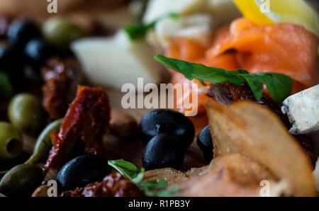 Assiette de fromage avec du saumon, citron, pain et stcks olivas Banque D'Images