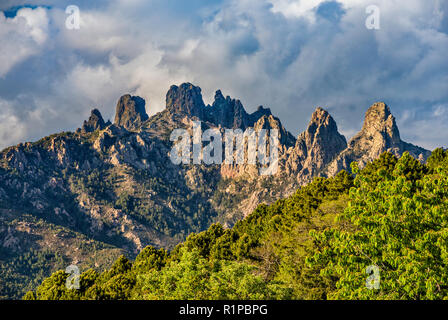 Aiguilles de Bavella, vue depuis le village de Zonza, l'Alta Rocca, la microrégion Corse-du-Sud, Corse, France Banque D'Images