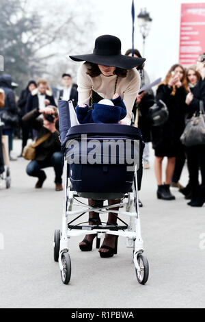 Maman avec poussette de bébé -Le Grand-Palais - Paris - France Banque D'Images
